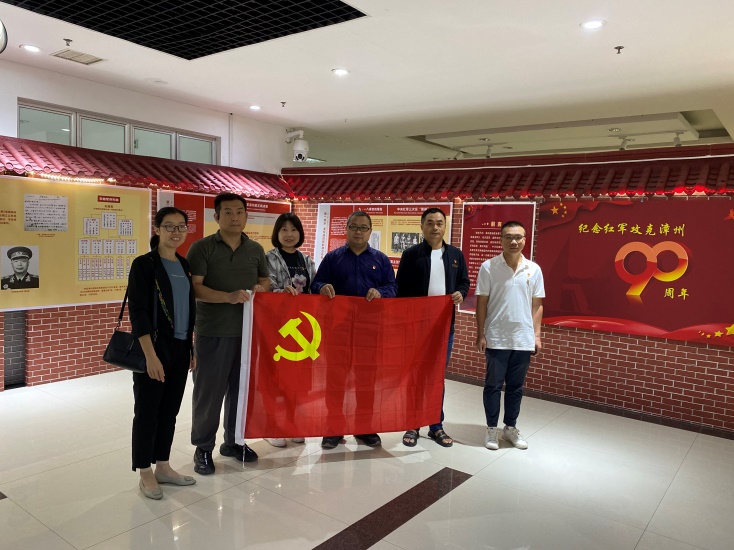 说明: C:\Users\asus\Desktop\3044永利集团官网永利集团官网入口“听、读、观、展、品、践”六维模式 掀起学习宣传贯彻党的二十大精神热潮\学报党支部参观“红军攻克漳州90周年”图片展.png