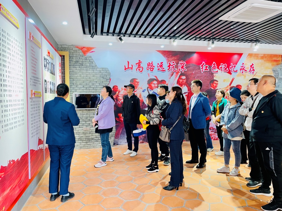 说明: C:\Users\asus\Desktop\后勤处党支部开展“赓续红色血脉，凝聚奋进力量”主题党日活动\2023.03.16 高峰谷 “延续红色血脉 凝聚奋进力量”主题党日活动\微信图片_20230316175425.jpg