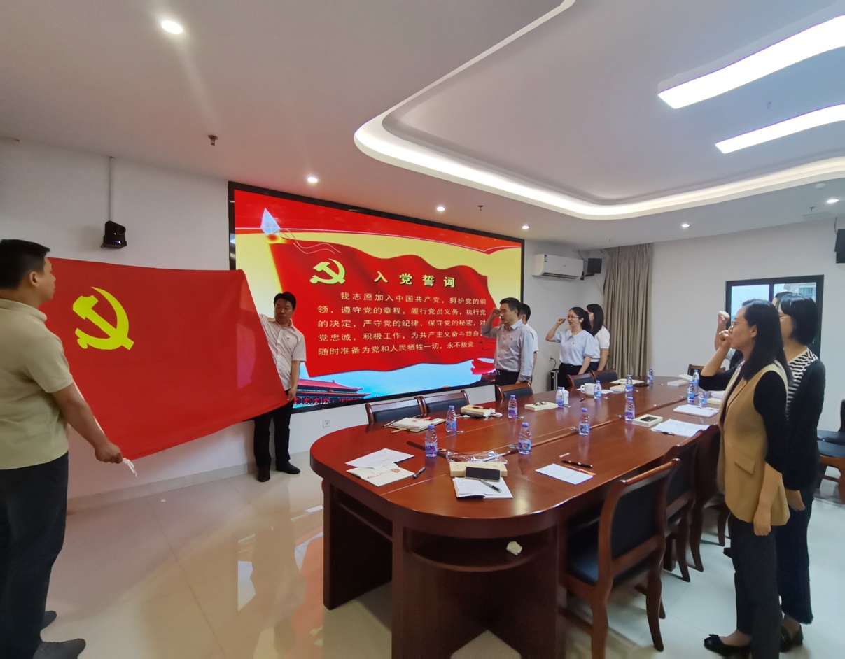 说明: C:\Users\Administrator\Desktop\入党誓词.jpg